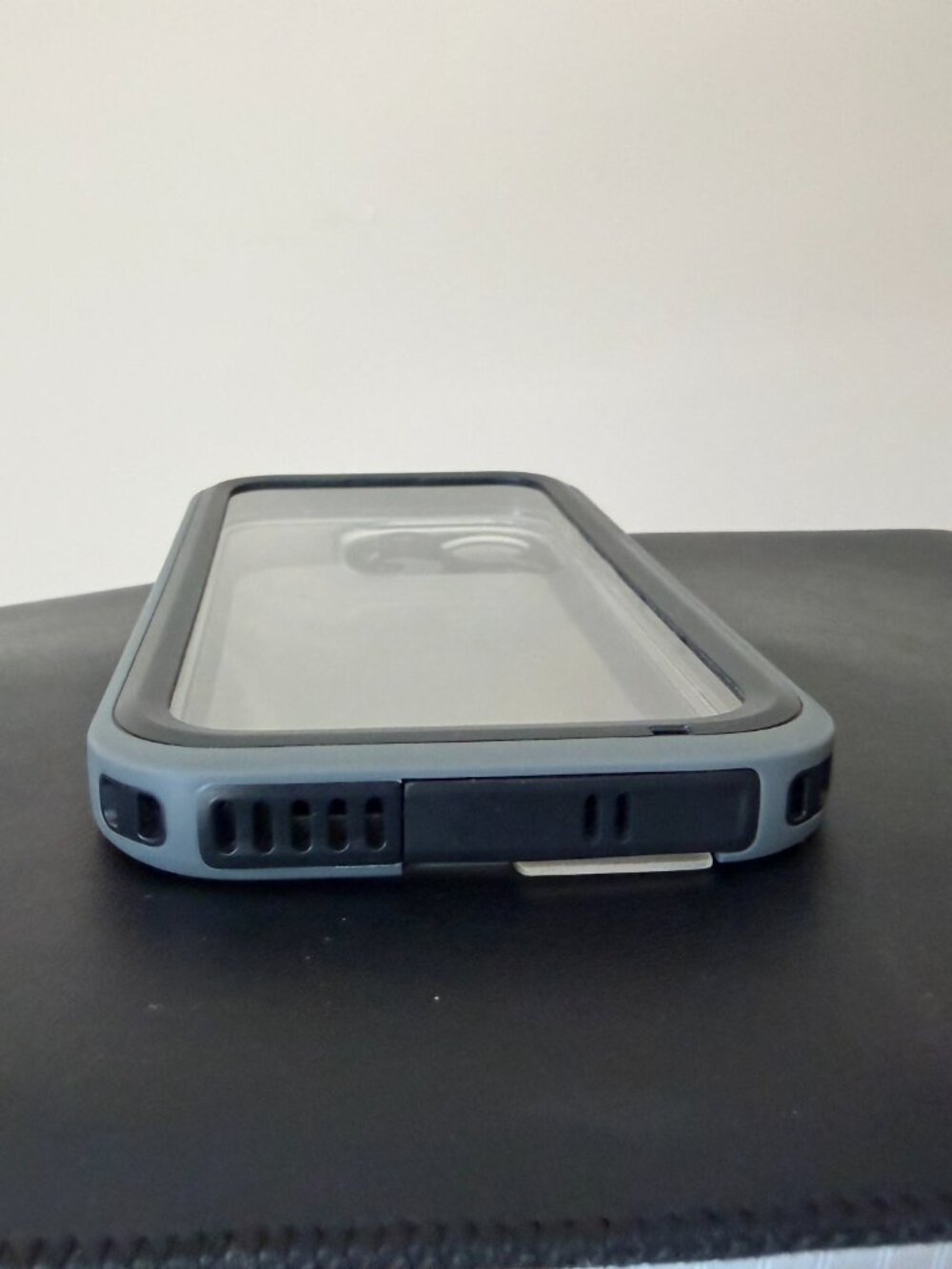 Catalyst iPhone 14 Pro Waterproof Case - Picture 9 of 15